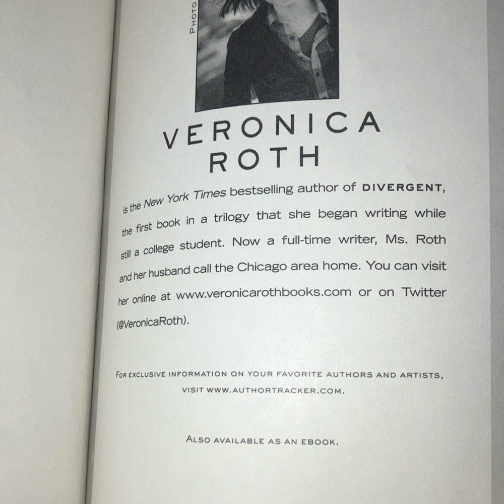 Divergent Book by Veronica Roth - Picture 9 of 9